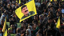 Vėliava su PKK lyderio Abdullah Ocalano veidu / DELIL SOULEIMAN / AFP