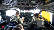 Lėktuvo piloto kabina Rygos oro uoste / Bernd von Jutrczenka / dpa/picture-alliance