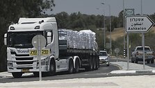 Sunkvežimis su humanitarine pagalba / Maya Alleruzzo / AP