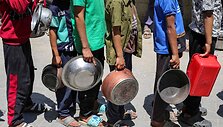 Palestiniečiai renkasi sulaukti maisto / EYAD BABA / AFP