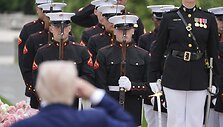 Donaldas Trumpas ir JAV garbės sargybos kariai / Jacquelyn Martin / AP