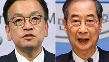 Han Duck-soo ir Choi Sang-mokas / ANTHONY WALLACE JUNG YEON-JE / AFP