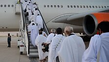 Į Saudo Arabiją vykstantys piligrimai  / SANAULLAH SEIAM / AFP