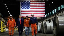 Donaldas Trumpas JAV plieno fabrike / Julia Demaree Nikhinson / AP