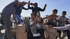Palestiniečiai atsiima maisto davinius  / Abdel Kareem Hana / AP
