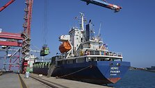 Laivas su humanitarine pagalba /  / AP