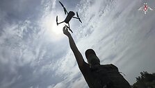 Karys paleidžia droną /  / AP