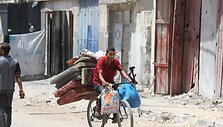 Palestiniečiai bėga i&scaron; Gazos Ruožo / Omar Ashtawy / ZUMAPRESS.com