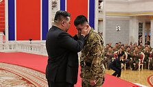 Kim Jong Unas karių pagerbimo ceremonijoje / STR / AFP