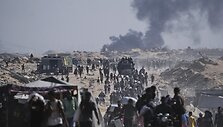 Palestiniečiai eina į pagalbos skirstymo punktus /  / AP
