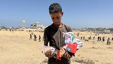Palestinietis berniukas ne&scaron;a maisto produktus / Alaa Abo Mohsen / ZUMAPRESS.com