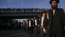 Ultraortodoksai žydai blokuoja kelią / Ohad Zwigenberg / AP