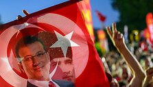 Protestas prie&scaron; Stambulo mero Ekremo Imamoglu sulaikymą / YASIN AKGUL / AFP