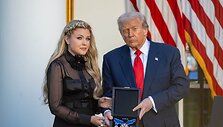 Donaldas Trumpas su Charlie Kirko na&scaron;le per medalio įteikimo ceremoniją / Joey Sussman / ZUMAPRESS.com