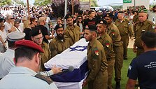 Izraelio kariai ne&scaron;a įkaito karstą / GIL COHEN-MAGEN / AFP