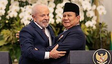 Luizas Inacio Lula da Silva ir Prabowo Subianto / YASUYOSHI CHIBA / AFP
