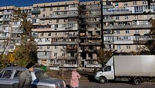 Butas po dronų smūgio Kyjive / TETIANA DZHAFAROVA / AFP