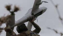 Ukrainos karys ruo&scaron;iasi paleisti droną /  / AP