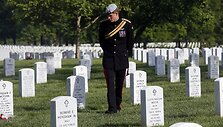 Princas Harry Arlingtono karių kapinėse  /  / AP