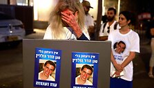 Plakatai su Hadaro Goldino nuotraukomis  / MENAHEM KAHANA / AFP