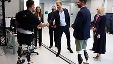 Princo Harry susitikimas su sužeistuoju / SUZANNE PLUNKETT / AFP