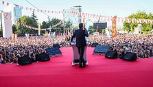 Ozguras Ozelis sako kalbą per protestą Ankaroje / ADEM ALTAN / AFP