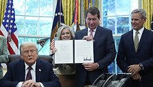 Donaldas Trumpas pasira&scaron;ė įstatymą /  / AP