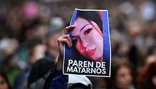 Viena i&scaron; žuvusiųjų merginų Argentinoje  / LUIS ROBAYO / AFP