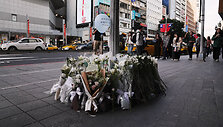 Gėlės aukoms pagerbti / AKIO WANG / AFP