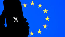 Platforma &bdquo;X&ldquo; ir ES vėliava / NICOLAS TUCAT / AFP