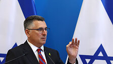 Gideonas Saaras / Bernadett Szabo / REUTERS