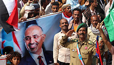 Jemeno protestuotojai laiko Aidaroso Alzubidi plakatą / SALEH AL-OBEIDI / AFP