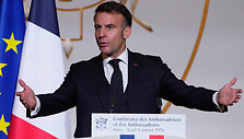 Emmanuelis Macronas /  / AP