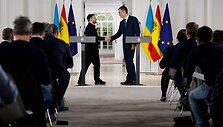 Pedro Sanchezas su Volodymyru Zelenskiu / PIERRE-PHILIPPE MARCOU / AFP