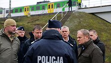 Donaldas Tuskas prie geležinkelio / KPRM / via REUTERS