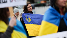 Ukrainos vėliavos Ženevoje / Pierre Albouy / REUTERS