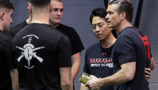 Shinjiro Koizumi ir Pete&rsquo;as Hegsethas treniruojasi drauge su JAV kariais / Jonathan Ernst / REUTERS