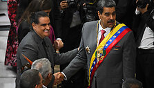 N. Maduro spaudžia ranką verslininkui A. Saabui / FEDERICO PARRA / AFP