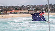 Iki pusės stiebo i&scaron;kelta Australijos vėliava / JEREMY PIPER / REUTERS
