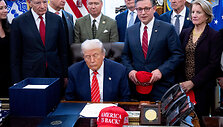 Donaldas Trumpas pasira&scaron;ė i&scaron;laidų įstatymo projektą / SAUL LOEB / AFP