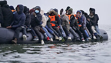 Laman&scaron;o sąsiaurį kertantys nelegalūs migrantai / Ioannis Alexopoulos / ZUMAPRESS.com