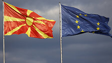 &Scaron;iaurės Makedonijos ir Europos Sąjungos vėliavos / IMAGO / Metodi Popow nuotr.