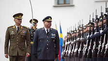 Lietuvos kariuomenės vadas generolas Raimundas Vaik&scaron;noras (kairėje) ir &Scaron;vedijos ginkluotųjų pajėgų vadas generolas Michaelis Claessonas (de&scaron;inėje) / srž. sp. Karolis Kavolėlis / LK nuotr.