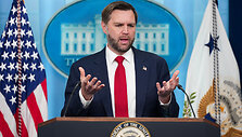 J. D. Vance'as / KEN CEDENO / AFP