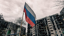 Rusijos vėliava tarp apgriautų namų Ukrainoje / zoonar.com