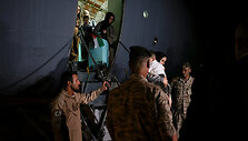 Jordanijos kariai pasitinka civilius / Alaa Al Sukhni / REUTERS