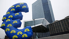 Kai Pfaffenbach / REUTERS