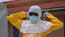 Su Ebola kovojantis medicinos personalas / GLODY MURHABAZI / AFP