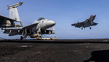 JAV naikintuvai lėktuvne&scaron;yje / US Marines Photo / Alamy