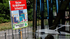 Agitacinis plakatas &Scaron;veicarijoje / STEFAN WERMUTH / AFP